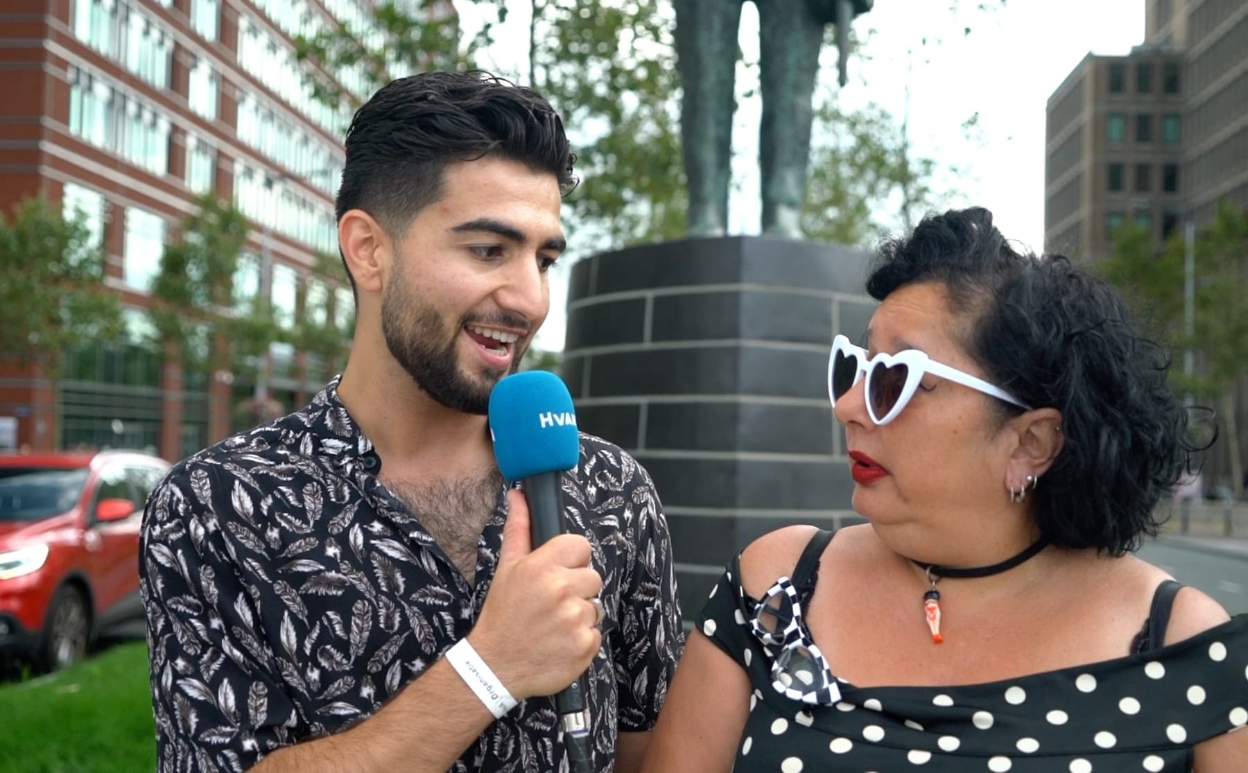 Halil en de Chick die alles regelt maken vrienden