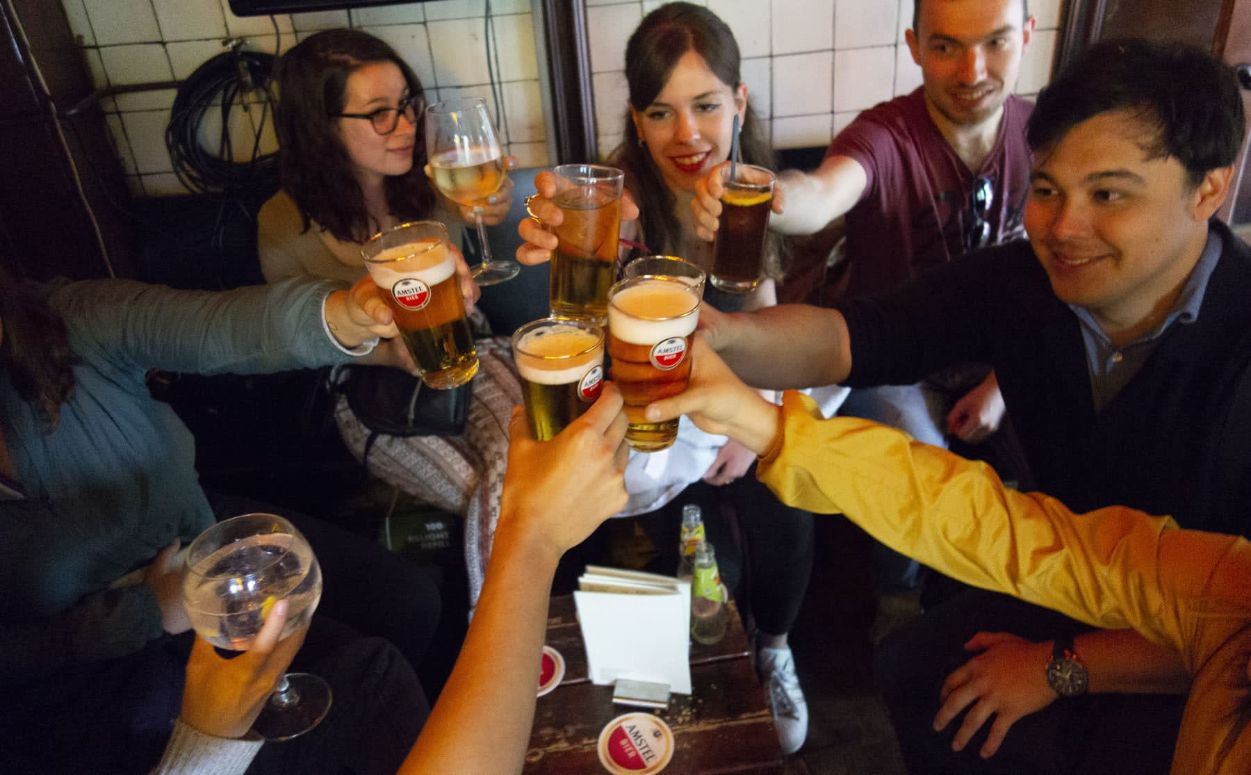 Internationale HvA&rsquo;ers op food tour: &lsquo;Alw&eacute;&eacute;r verbrand aan de bitterbal&rsquo;