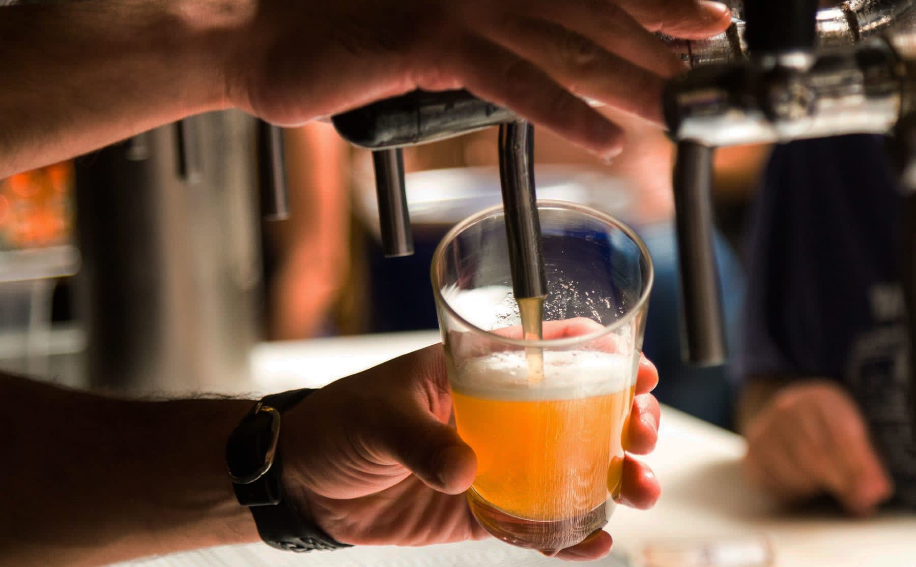 Dit is waarom jij volgend jaar dertig biertjes minder kunt drinken