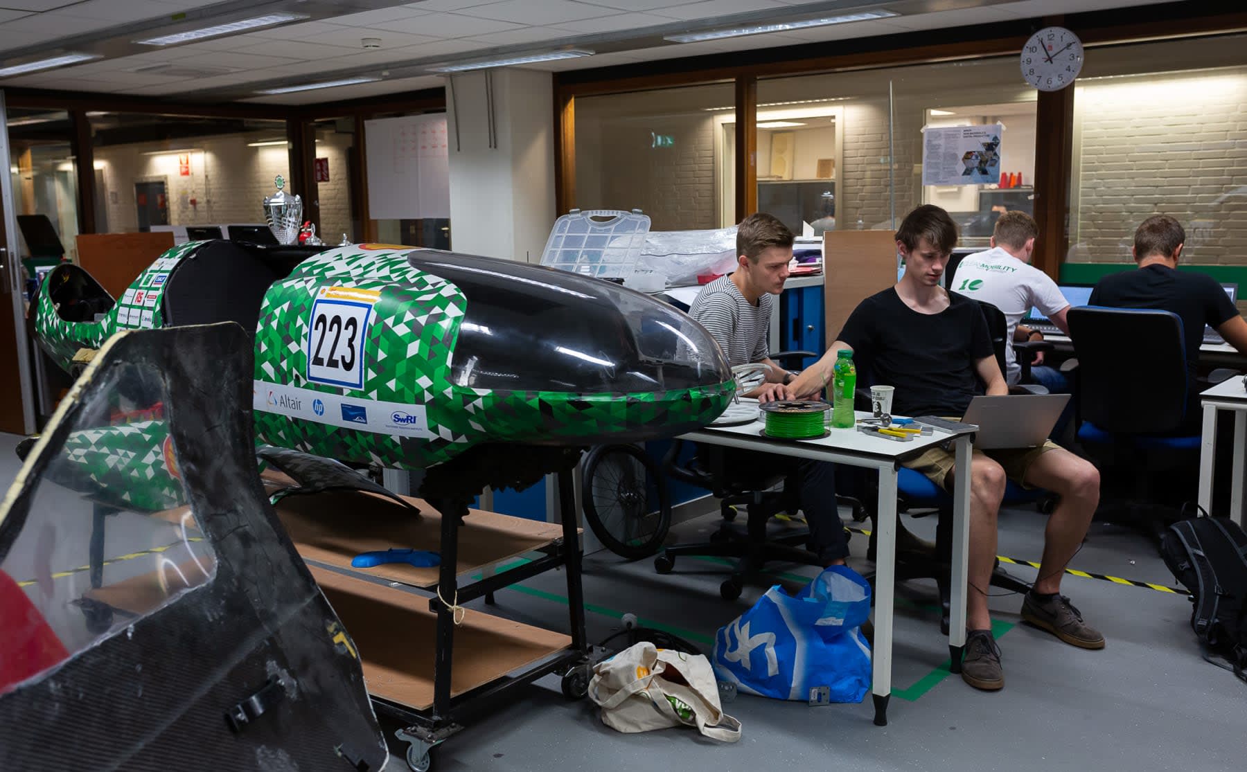 op-bezoek-bij-clean-mobility-werken-pizza-en-als-laatste-naar-huis-image Op bezoek bij Clean Mobility: ‘Werken, pizza en als laatste naar huis’