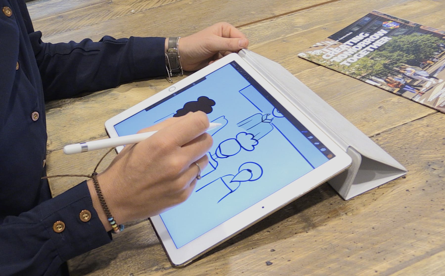 Passie: Docent Harri&euml;t Robijn maakt tekeningen op haar iPad