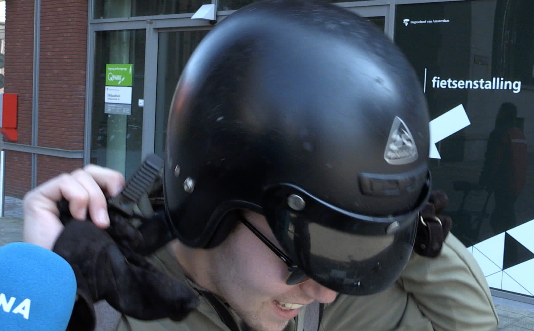 Helm op? &lsquo;Je doet je haar ff heen en weer en dan zit het weer goed.&rsquo;