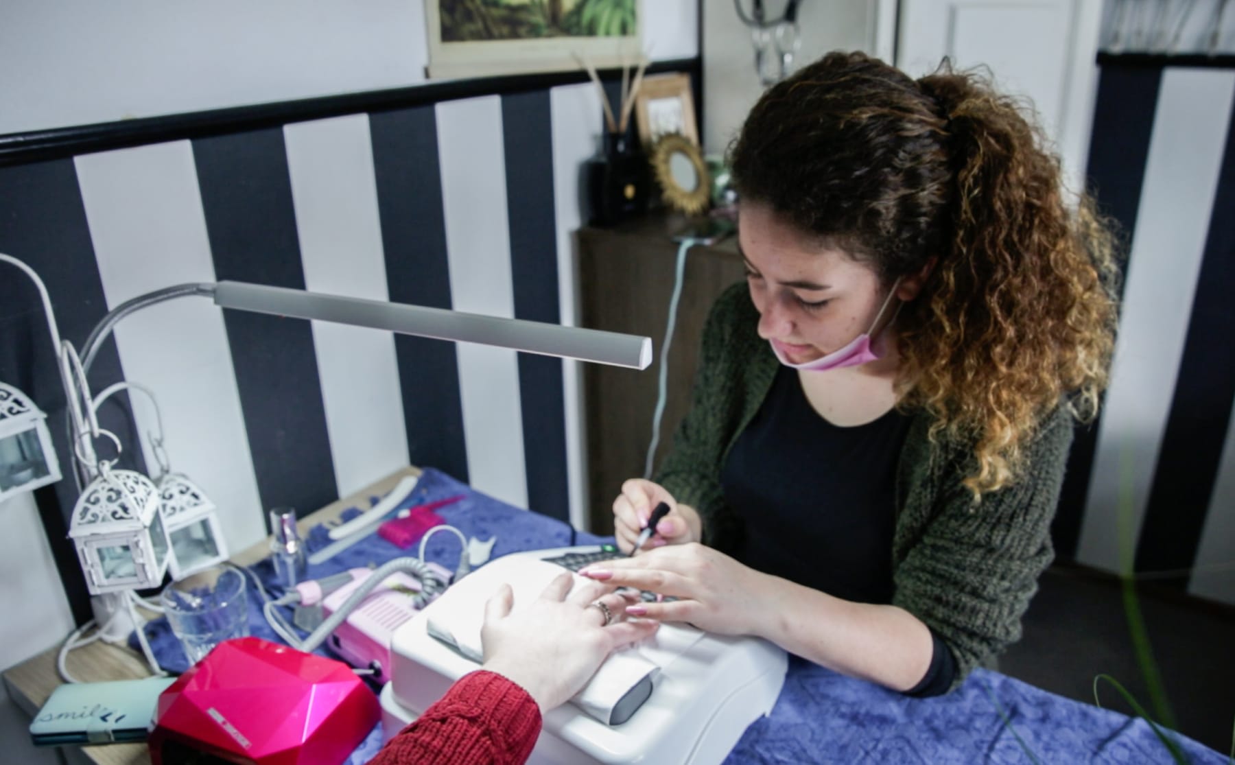 Passie: Julia tovert nagels om tot kunstwerkjes