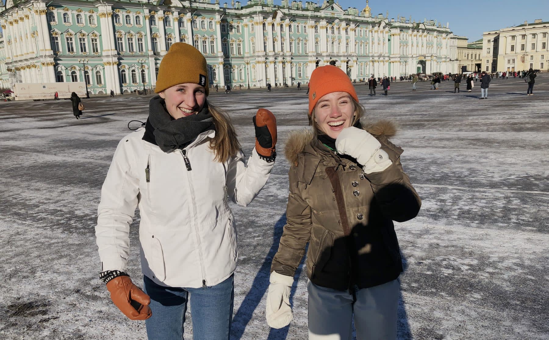 Verliefd op Rusland: Sanne en Carlijn vloggen over hun buitenlandstage