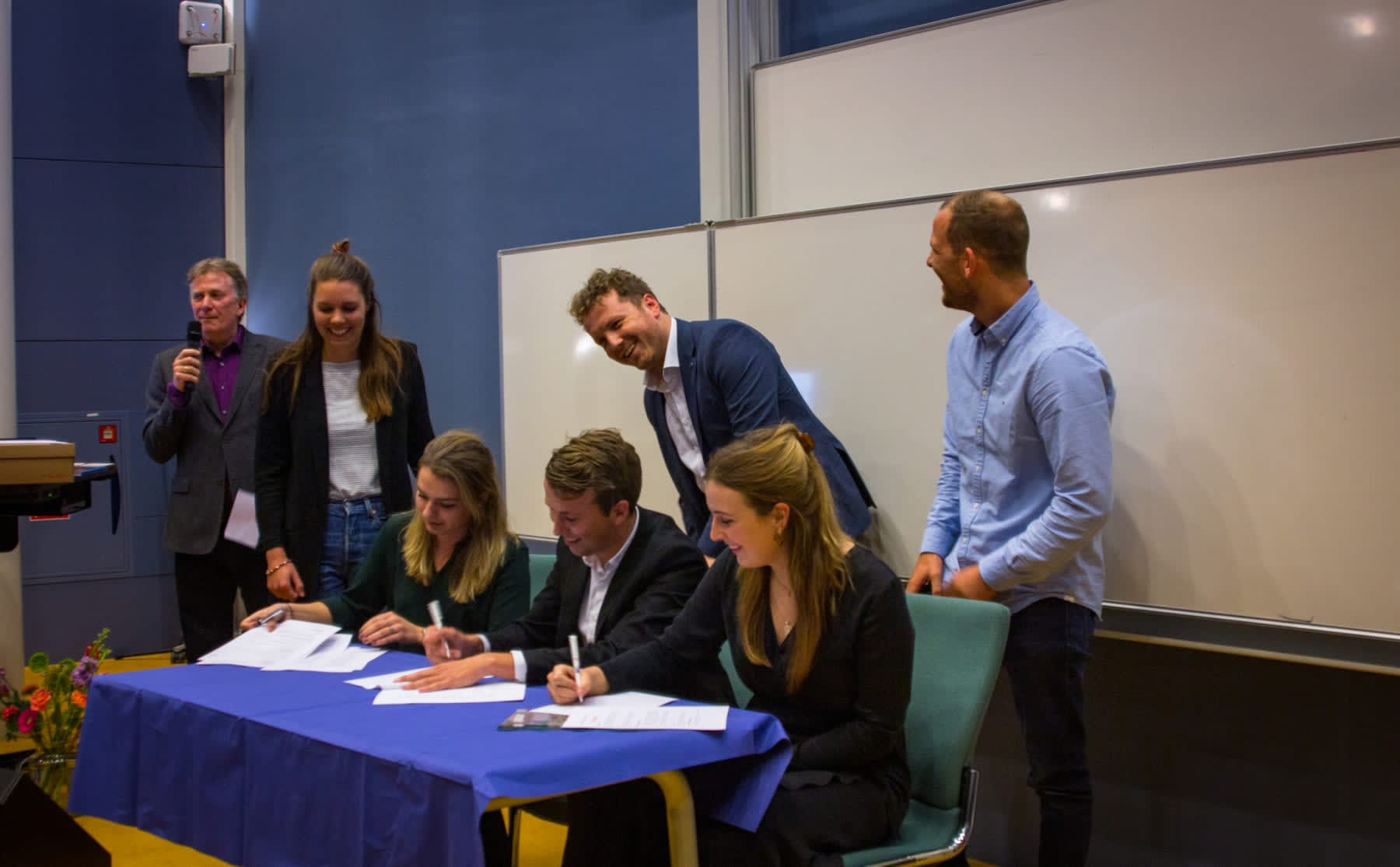 Diploma &eacute;n arbeidscontract tegelijk tekenen? Deze studenten deden het