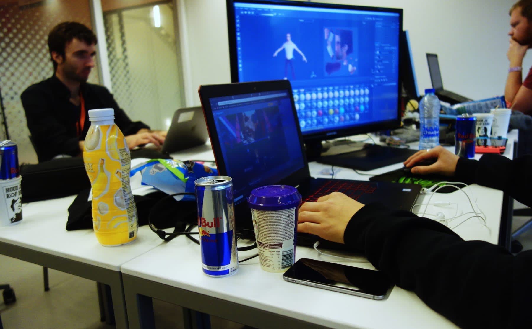 Pizza’s, energiedrank en slaapmatjes. Dit was de Global Game Jam