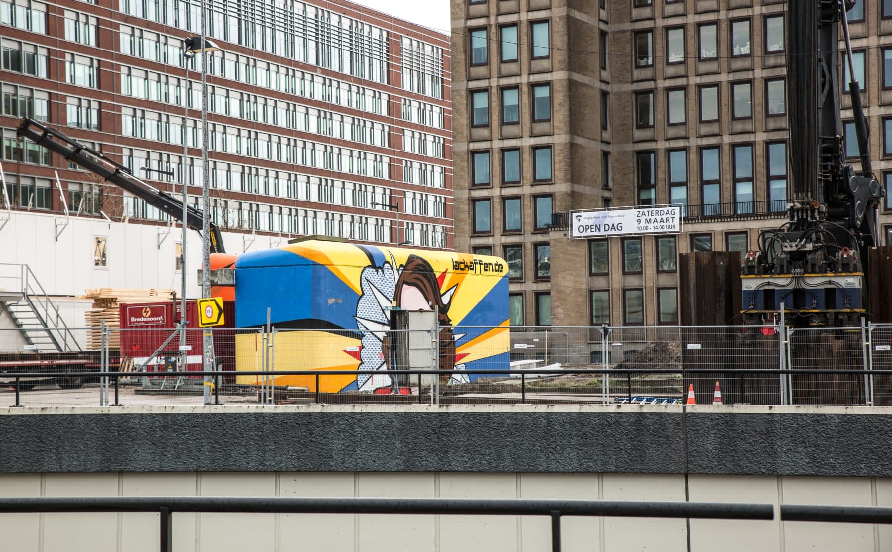 Bouwketen, hijskranen &eacute;n vieze ramen: de bouw van het Conradhuis is gestart