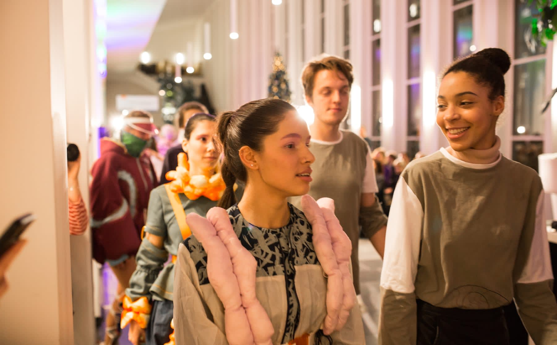 backstage-bij-de-amfi-show-voor-hm-ik-hoop-dat-ik-niet-van-de-trap-af-donder-image Backstage bij de Amfi-show voor H&M: ‘Ik hoop dat ik niet van de trap af donder’