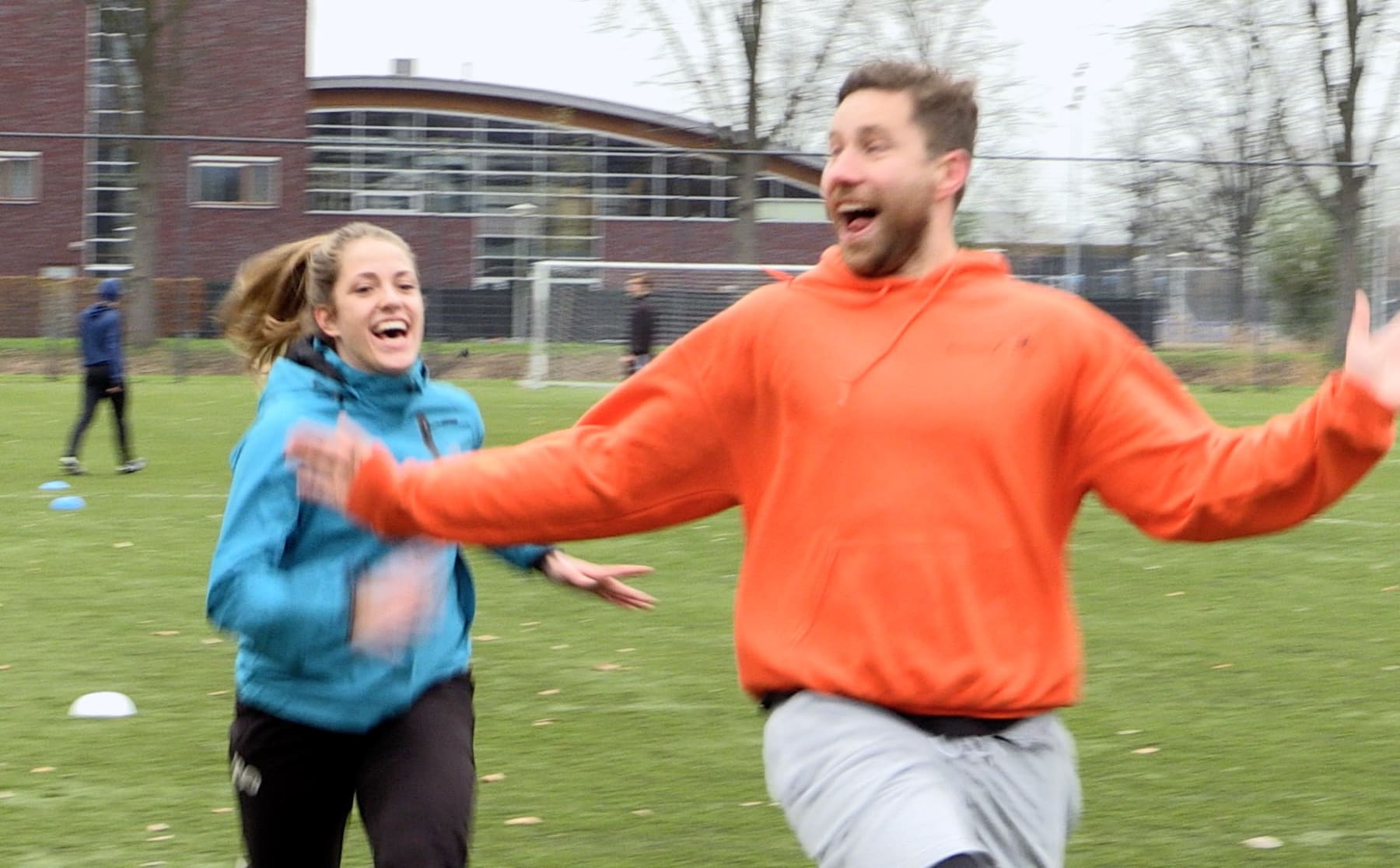 Deze studenten geven elkaar les in de regen