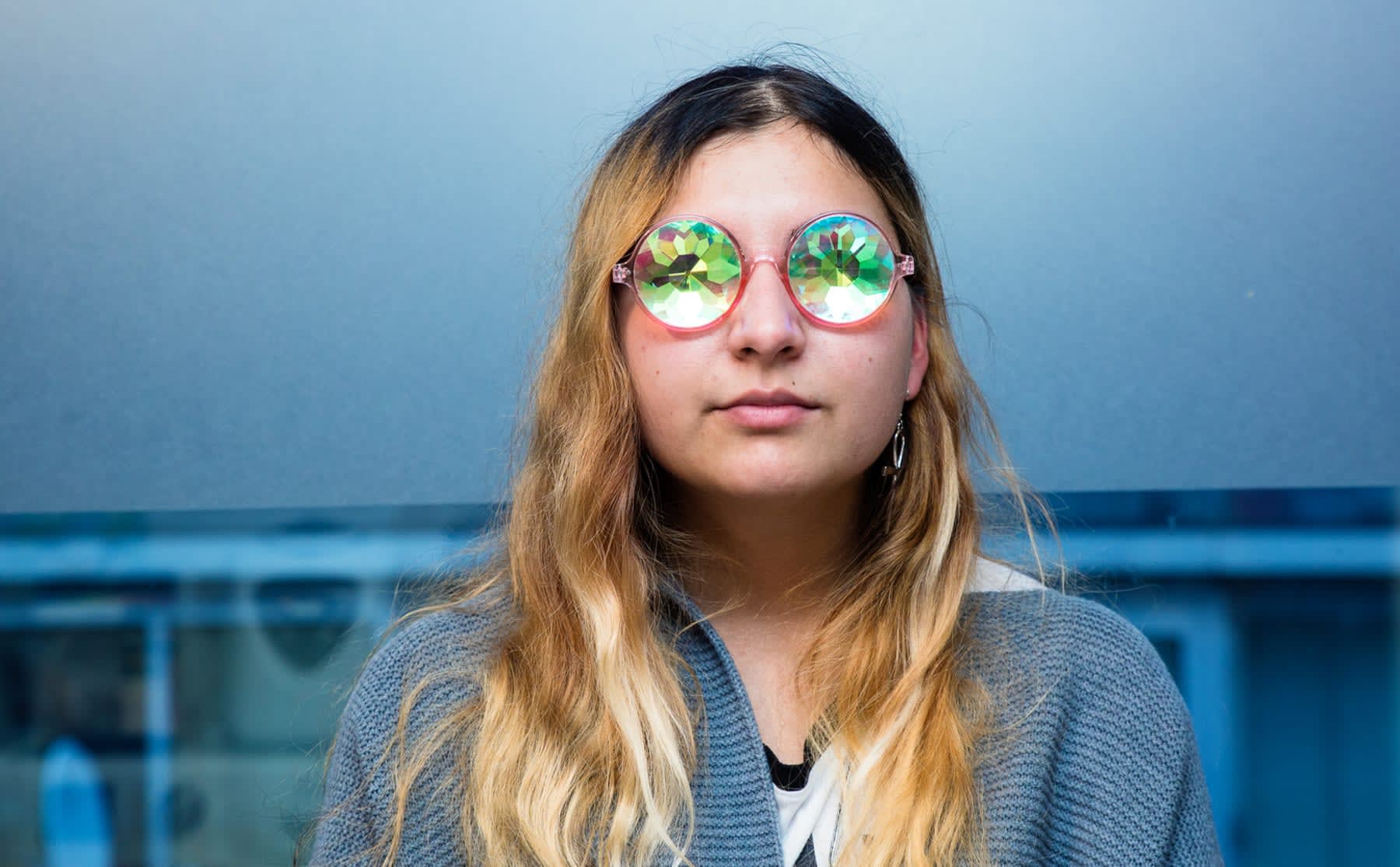 passie-queeny-june-gaat-nooit-zonder-bril-de-deur-uit-image Passie: Queeny June gaat nooit zonder bril de deur uit