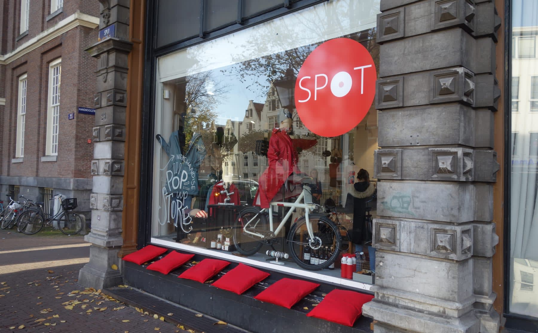 ondernemende-studenten-runnen-eigen-winkel-in-toeristische-binnenstad-image Ondernemende studenten runnen eigen winkel in toeristische binnenstad