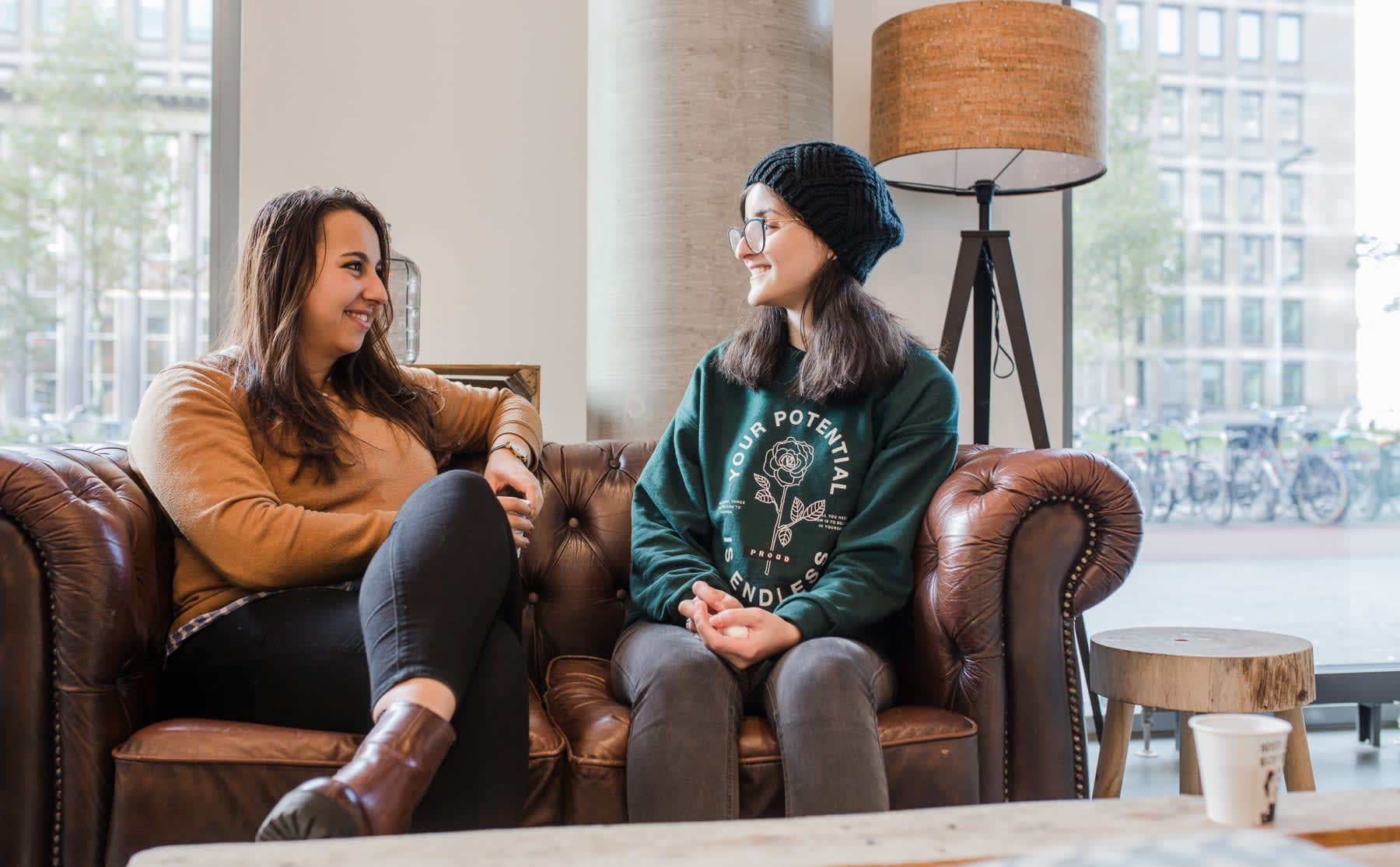 Mahaar helpt de Syrische Shahd tijdens haar studie op de HvA