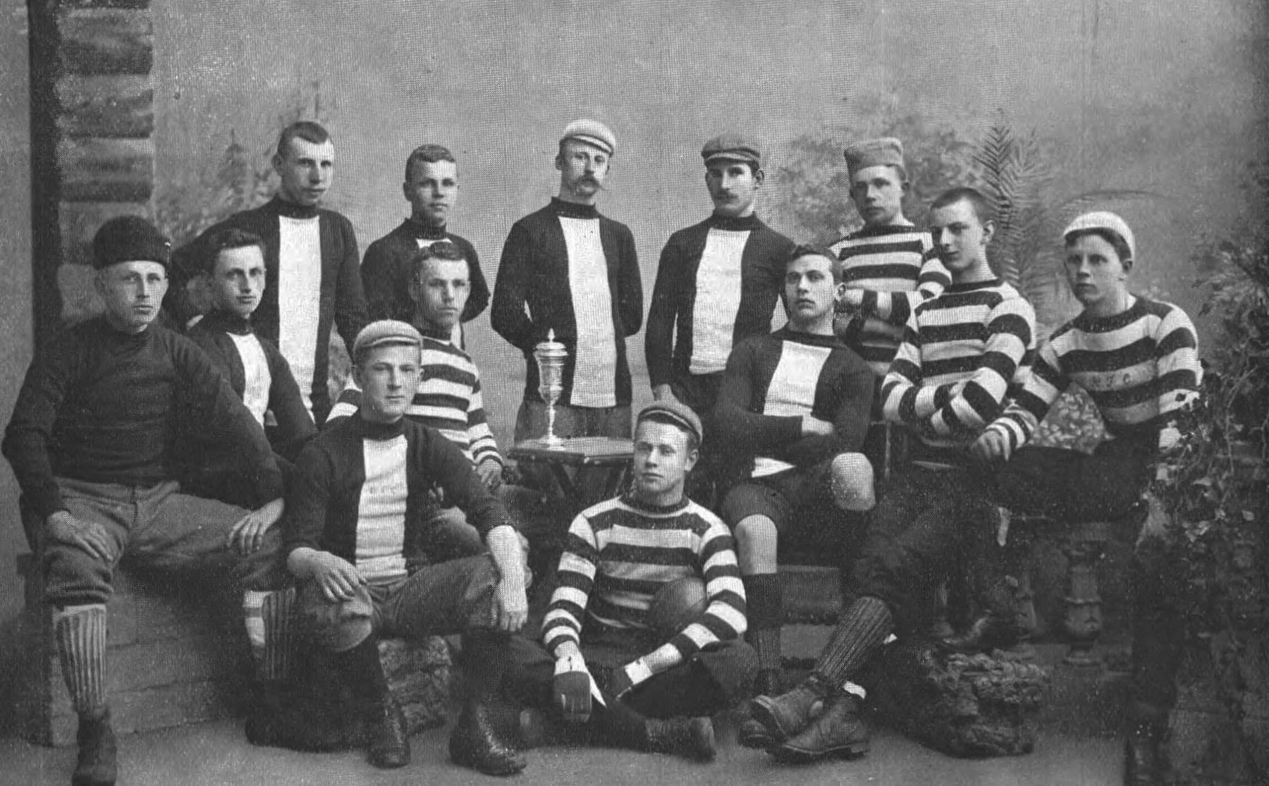 Docent Jan Luitzen duikt in het ontstaan van voetbal in Nederland