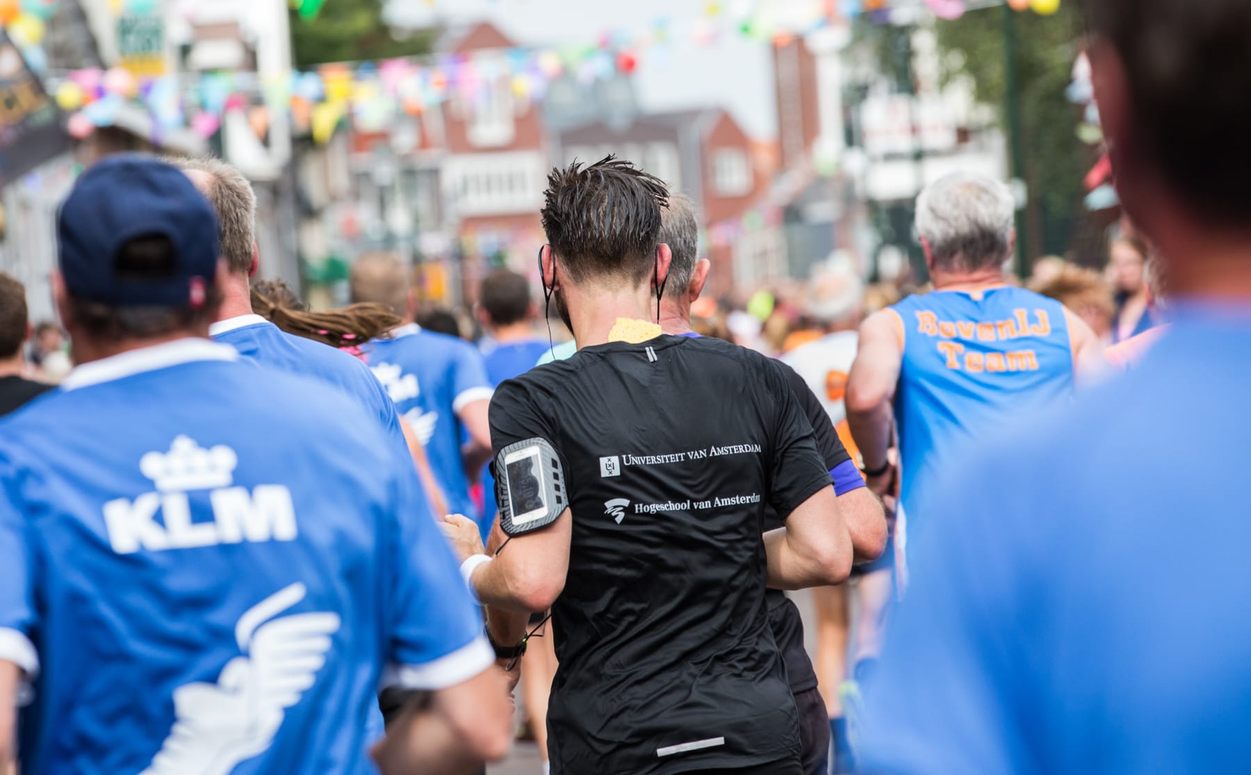 Lopers HvA en UvA slikken capsule met thermometer bij Damloop