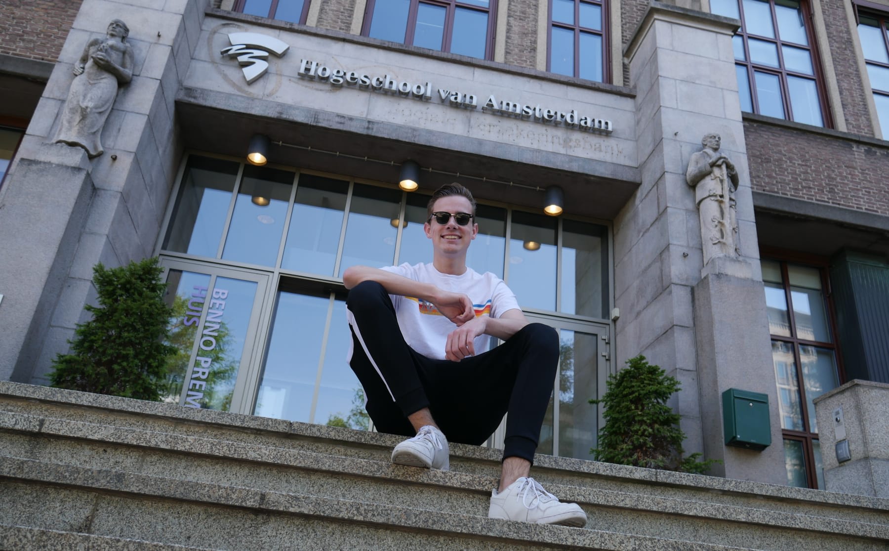 etienne-gaat-24-uur-feesten-voor-een-kamer-in-amsterdam-image Etienne gaat 24 uur feesten voor een kamer in Amsterdam