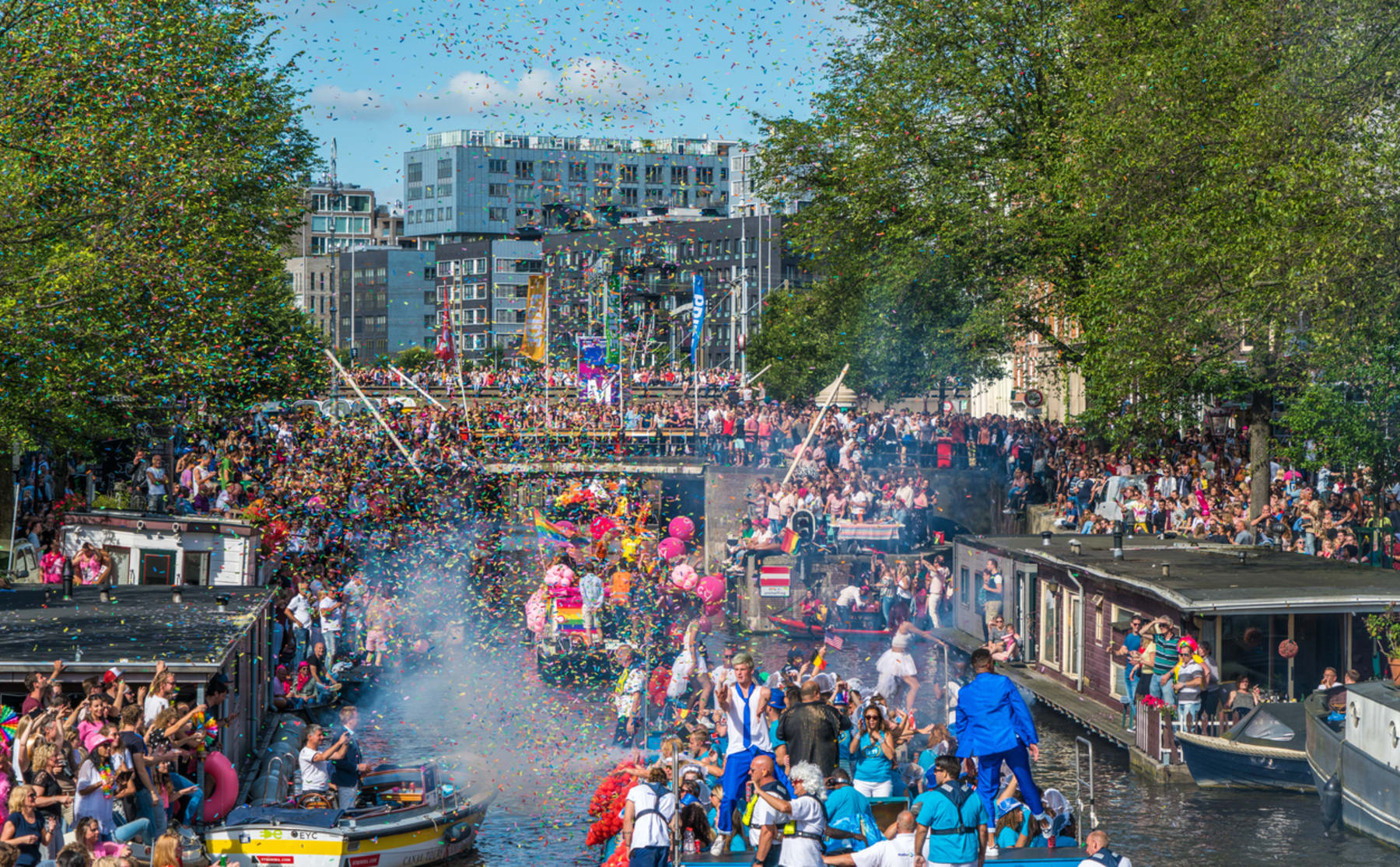 De HvA &lsquo;is uit de kast&rsquo; en vaart mee tijdens de Canal Parade