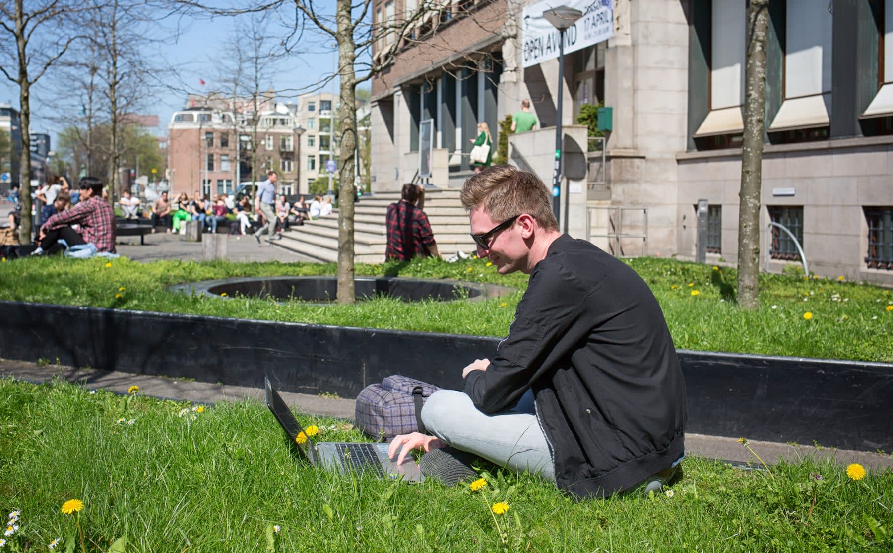 zomerse-dag-op-de-campus-beter-dan-in-zon-hokkie-studeren-toch-image Zomerse dag op de campus: ‘Beter dan in zo’n hokkie studeren toch?’