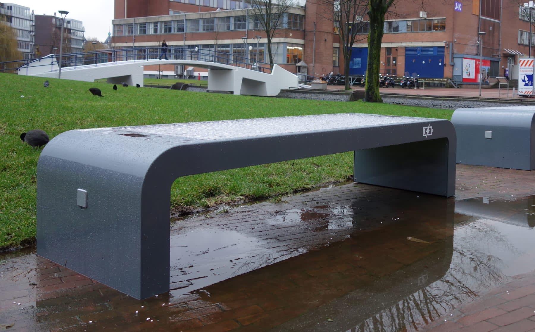 hva-plaatst-solar-banks-om-je-mobiel-aan-op-te-laden-image HvA plaatst solar banks om je mobiel aan op te laden