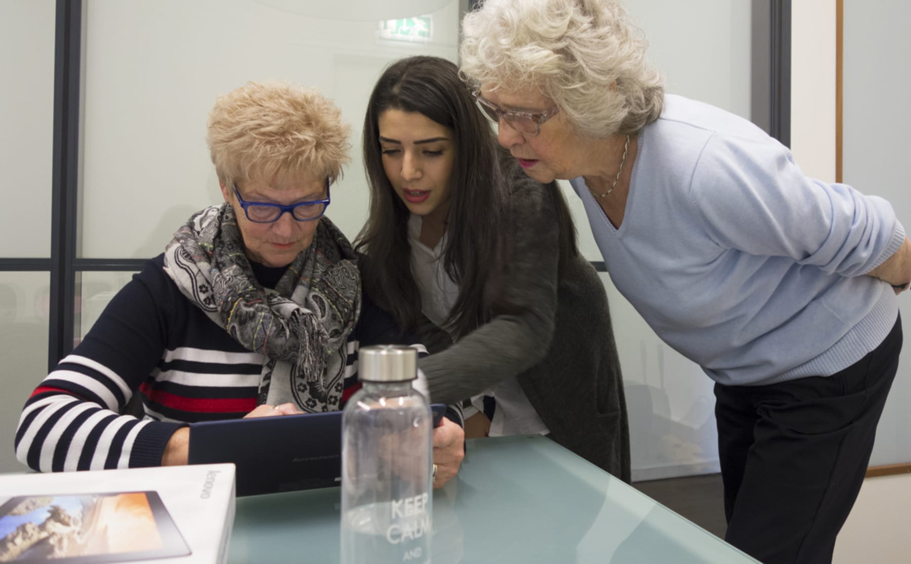 Deze ouderen leerden van studenten hoe ze tablets moeten gebruiken