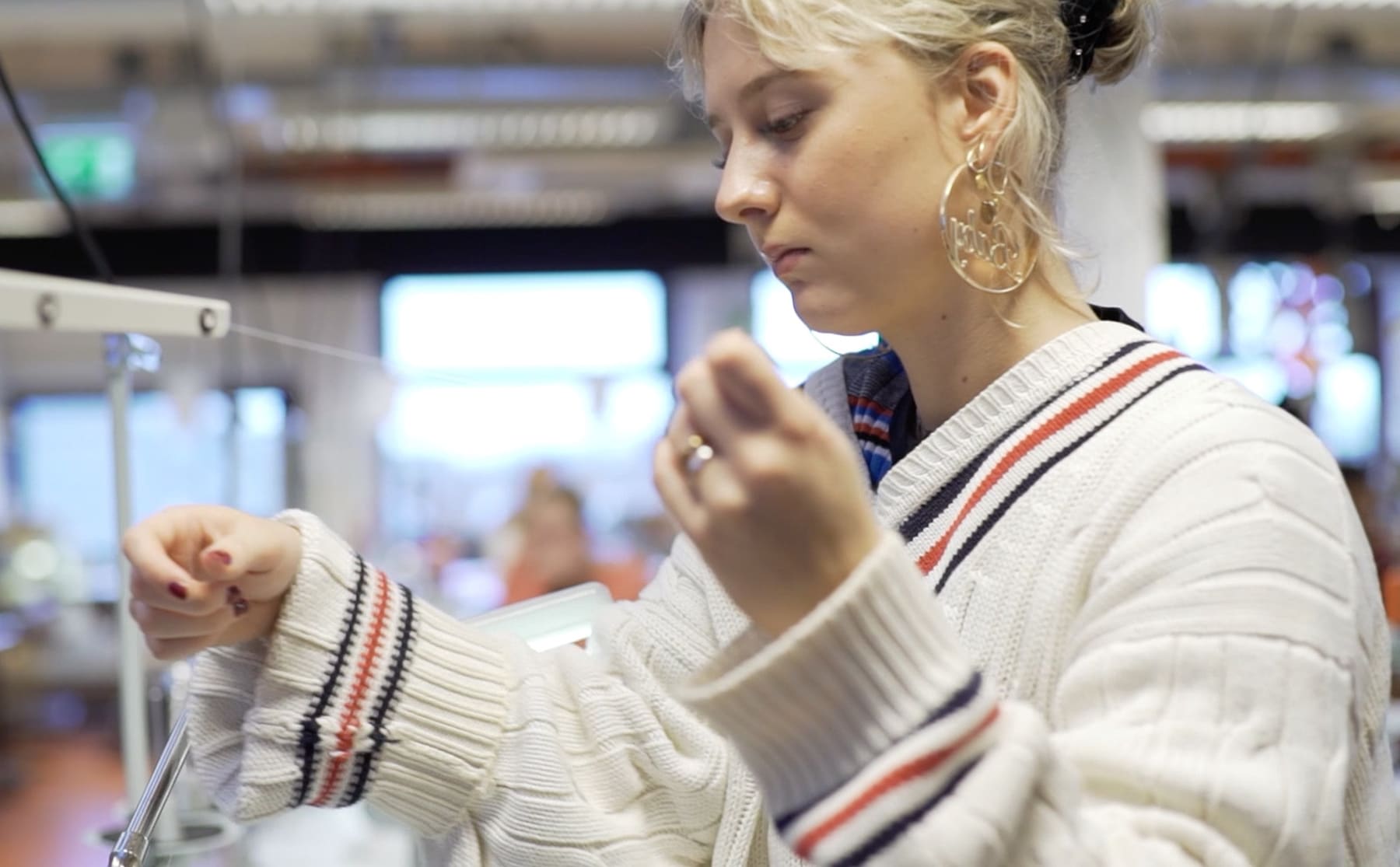 Zweten in de sweatshop: werken in de ‘kledingfabriek’ van Amfi