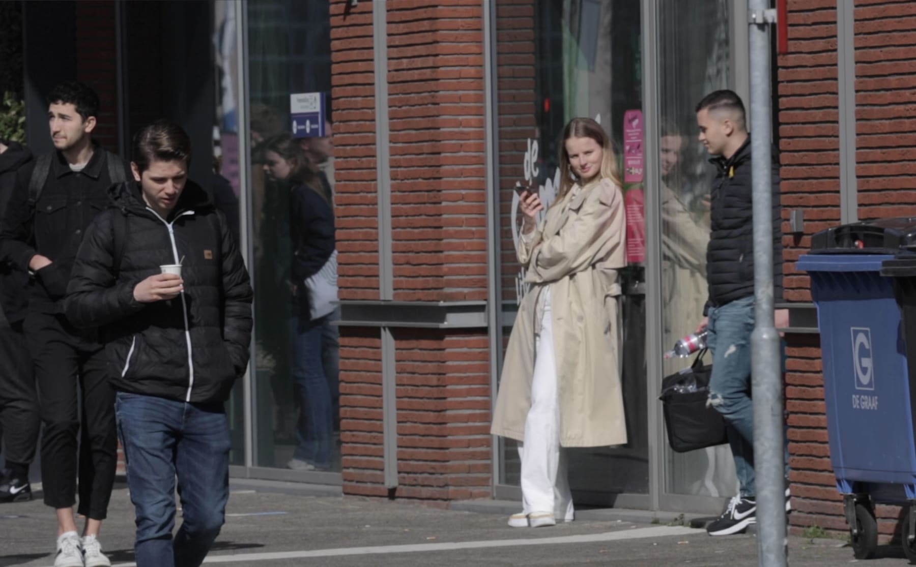 de-rollen-omgedraaid-straatintimidatie-door-een-vrouw-image De rollen omgedraaid: straatintimidatie door een vrouw