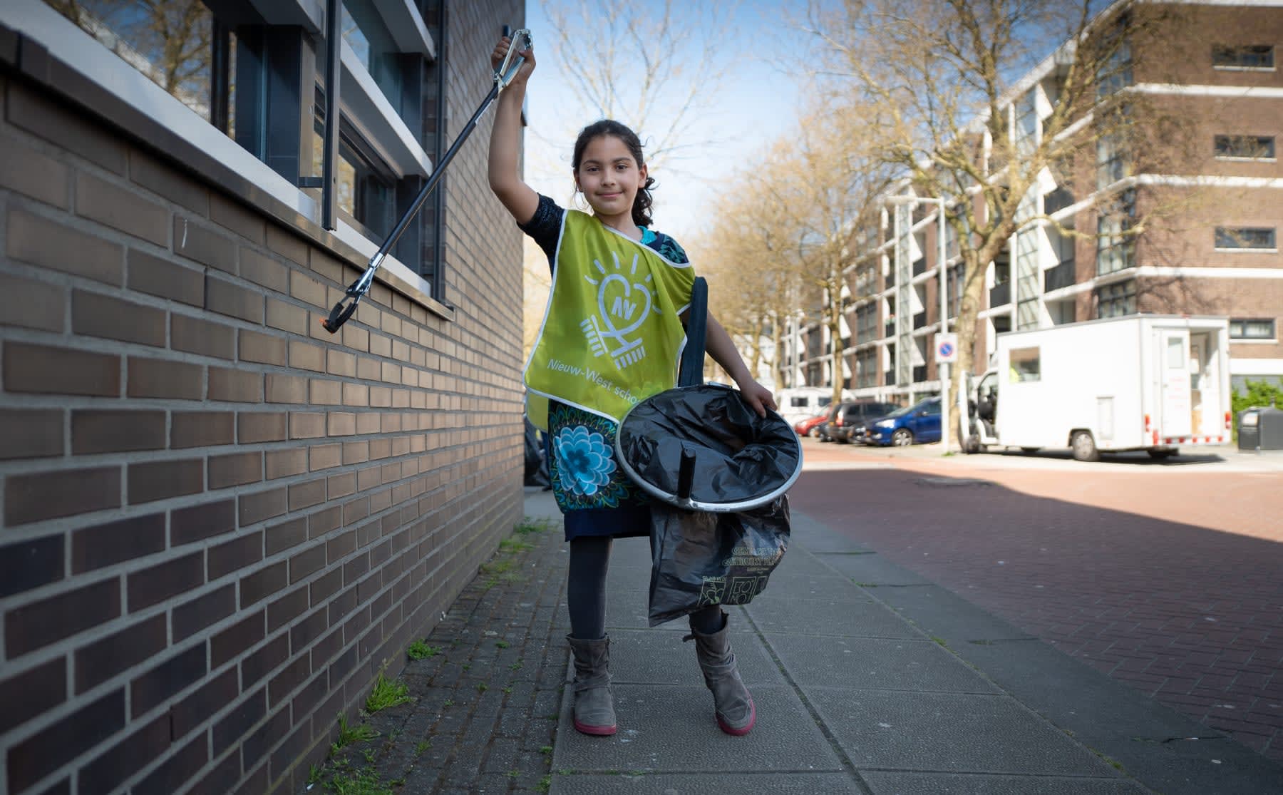 Studenten prikken prulletjes met kinderen in Geuzenveld
