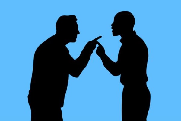 twee personen die een discussie voeren