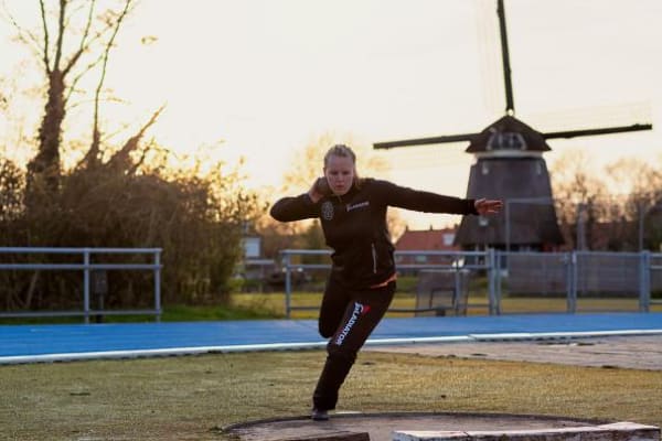 mevrouw die aan het kogelstoten is
