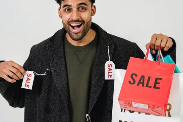 Man met sale artikelen