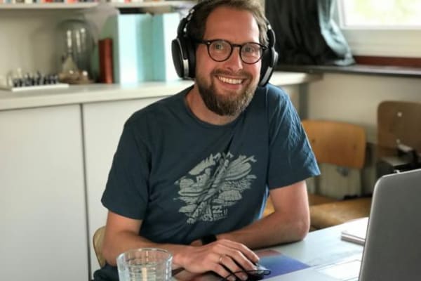 Man achter zijn laptop