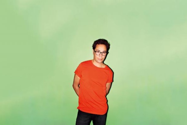 Man met een groene achtergrond