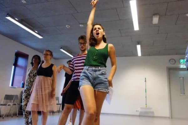 Groepje die aan het dansen is