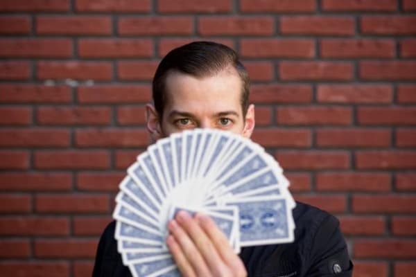 Man met speelkaarten