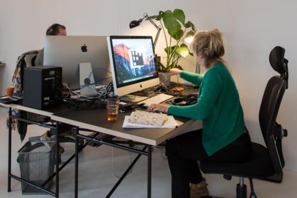 Mensen die werken op kantoor