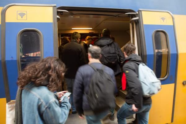 Mensen die instappen in de trein
