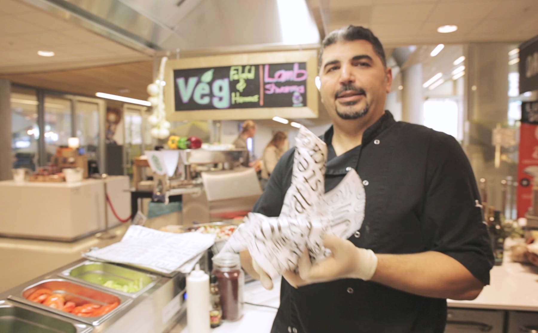 eyad-uit-de-kantine-van-het-wibauthuis-laat-zien-hoe-je-goede-falafel-maakt-image Eyad (uit de kantine van het Wibauthuis) laat zien hoe je goede falafel maakt