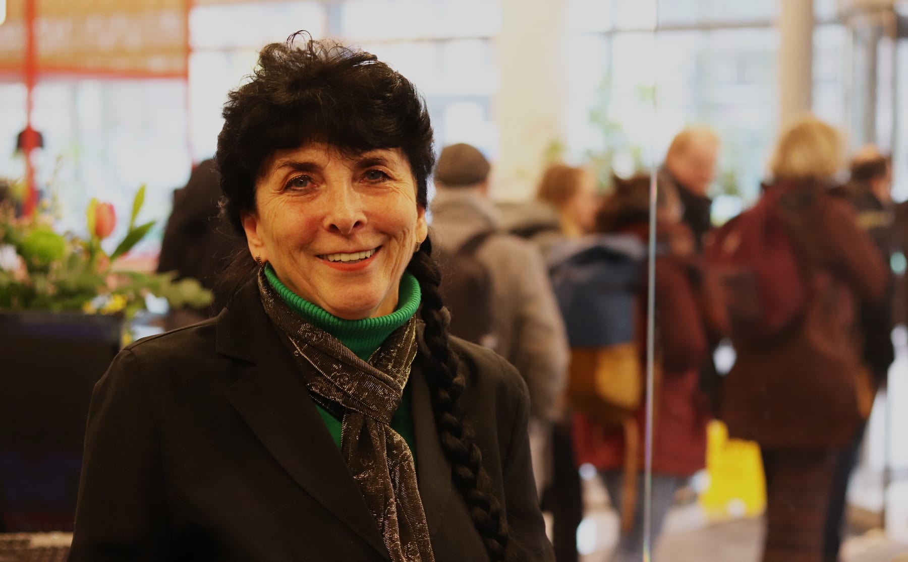 Receptionist Rikie blikt terug op 45 jaar bij de HvA: ‘Vroeger at de directeur met je mee’