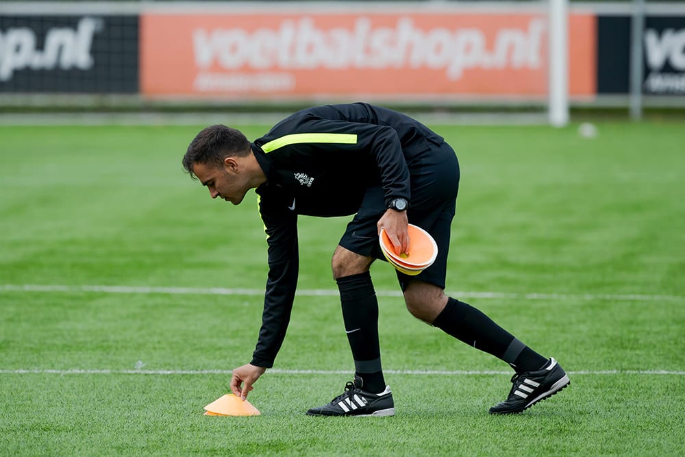 Werk van waarde: Fathel vrijwilligt op het voetbalveld