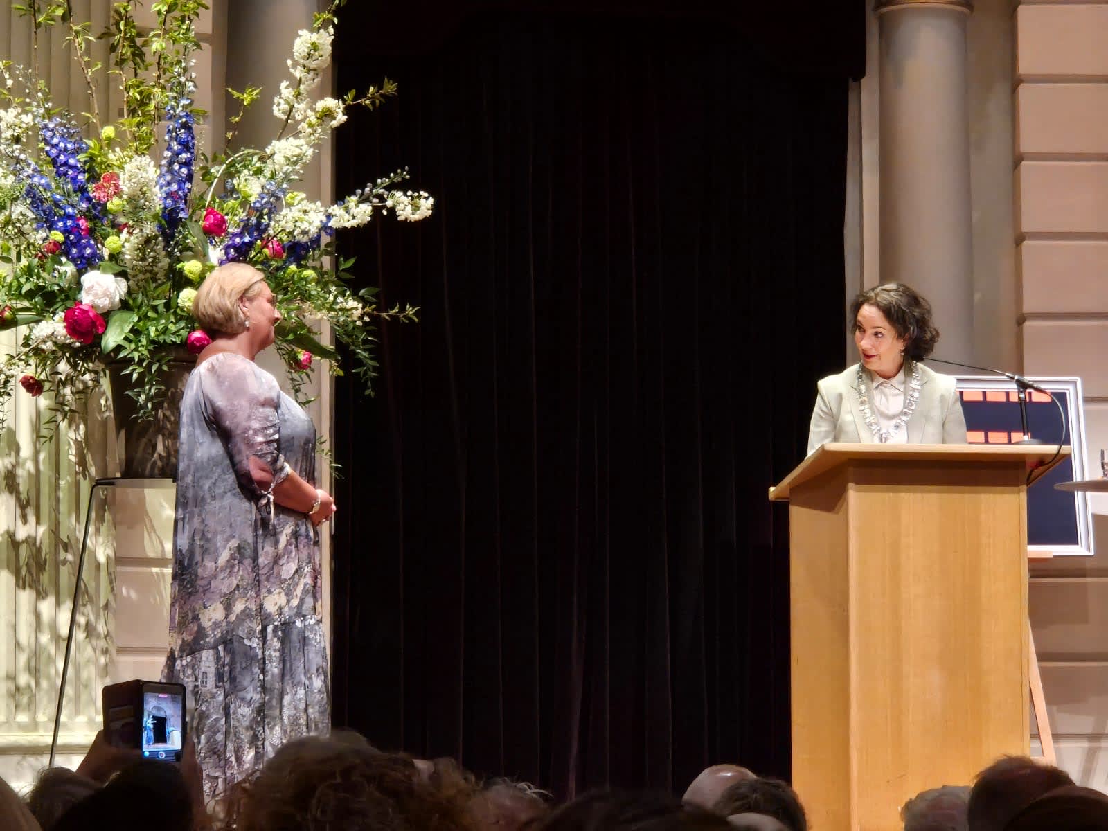 HvA’er Irena van Nynatten-Janikowska krijgt lintje voor inzet honoursonderwijs