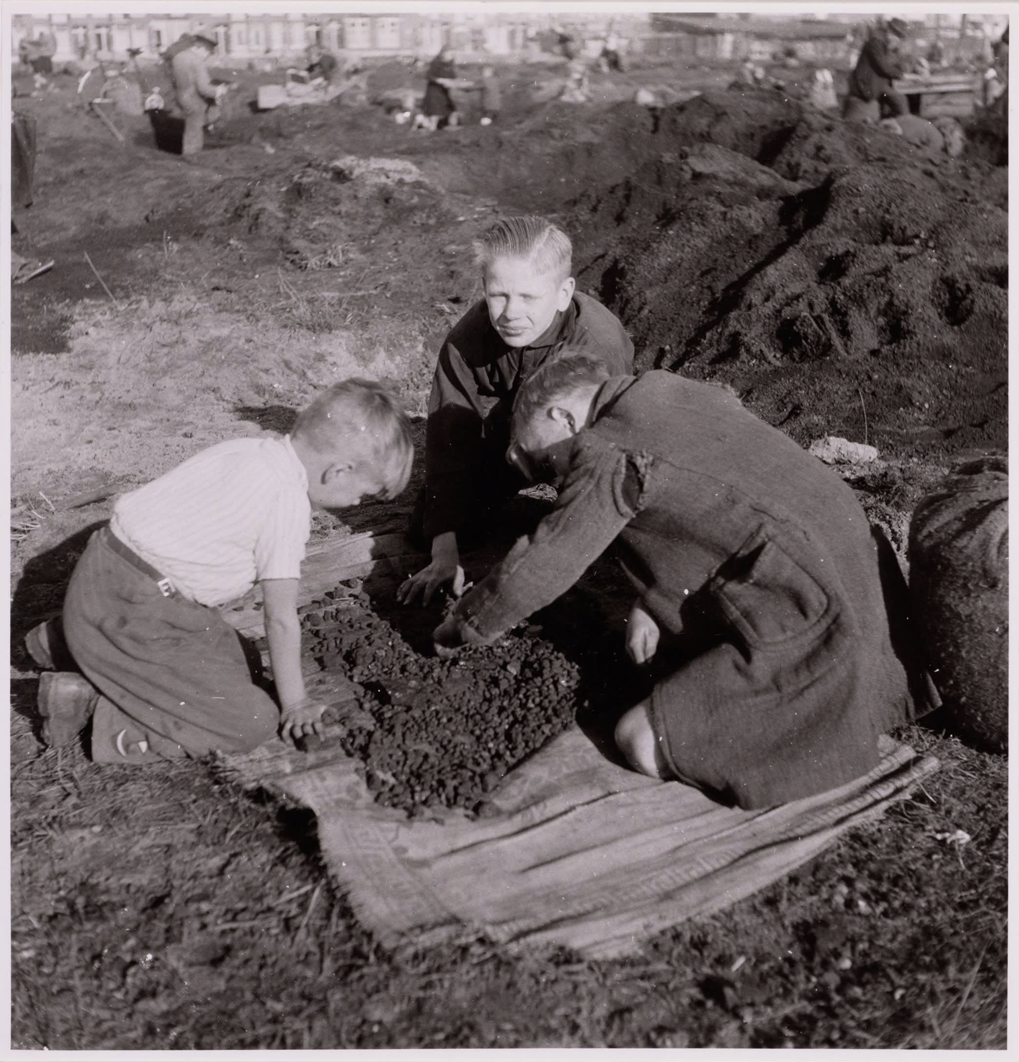 Goede jongetjes kolen rapen Amstelcampus