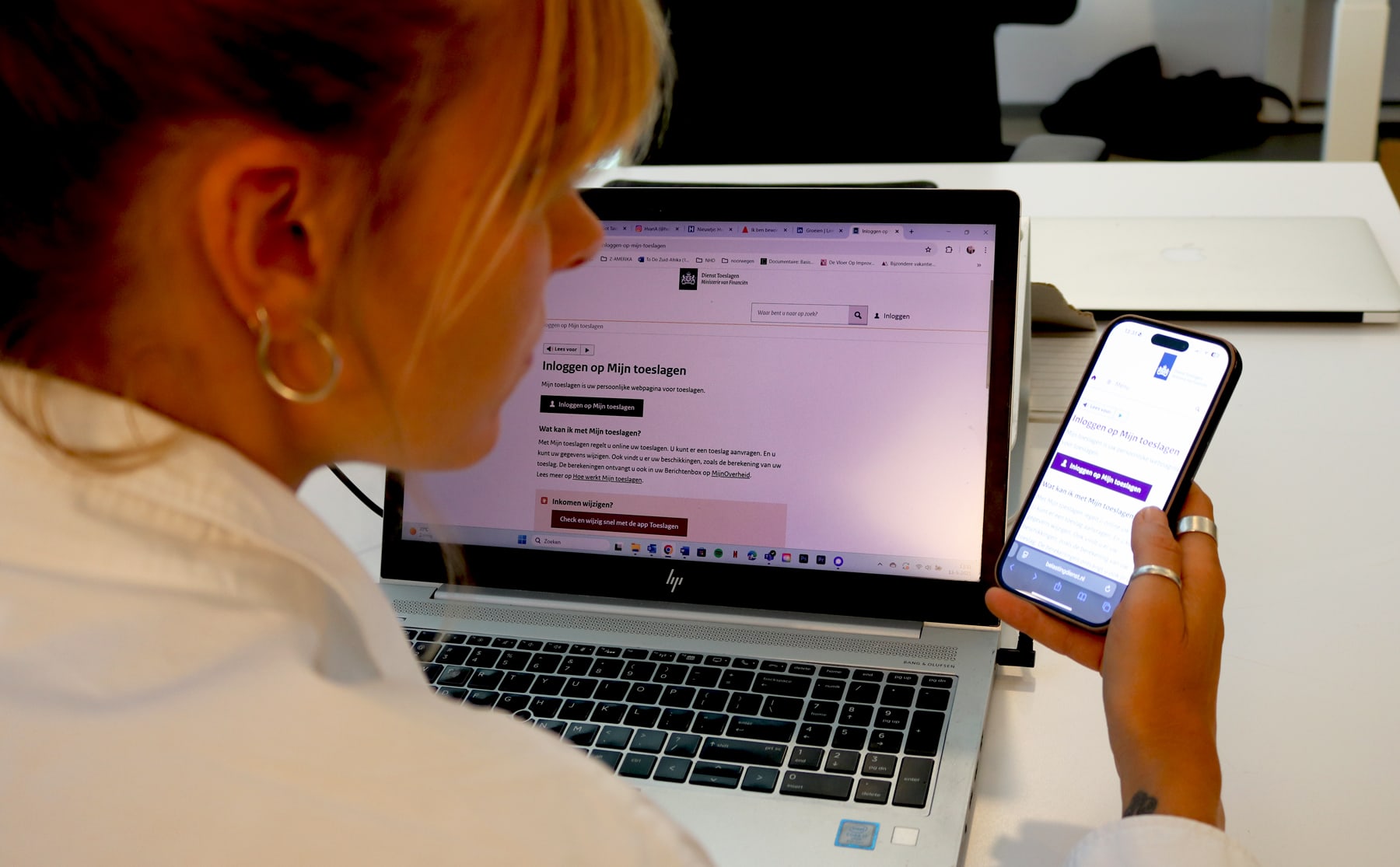 HvA’ers overhandigen petitie aan Tweede Kamer: ‘Overheid is digitaal niet toegankelijk’