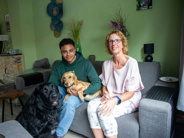 Kenneth met zijn moeder en huisdieren thuis