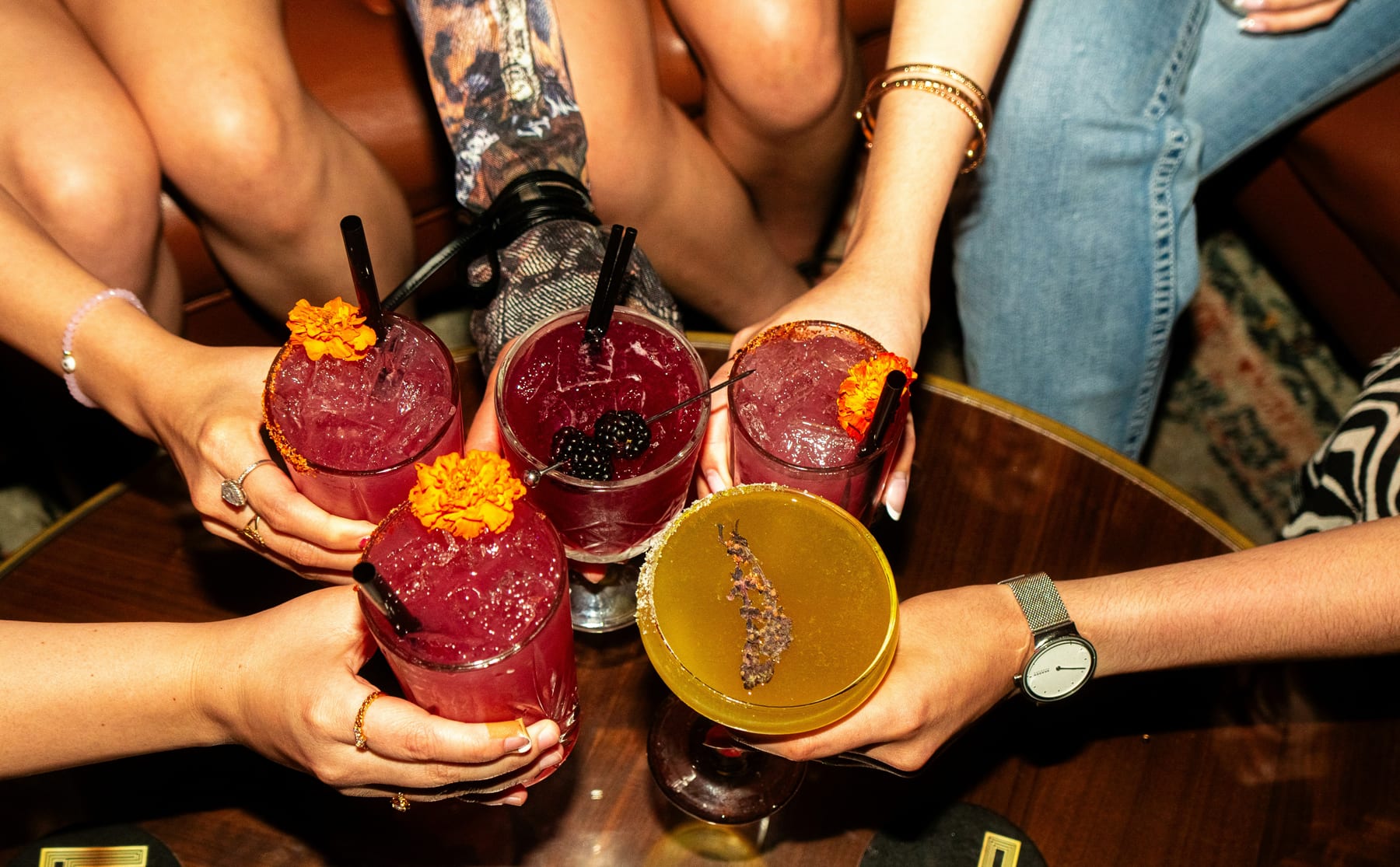 alcohol-cocktails-unsplash Zijn jongeren voorzichtiger met alcohol? ‘Blijf liever scherp tijdens het uitgaan’