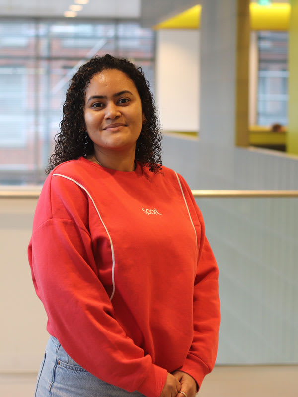 Emily-Lingaard-Surinaamse-student-staand Emily Lingaard