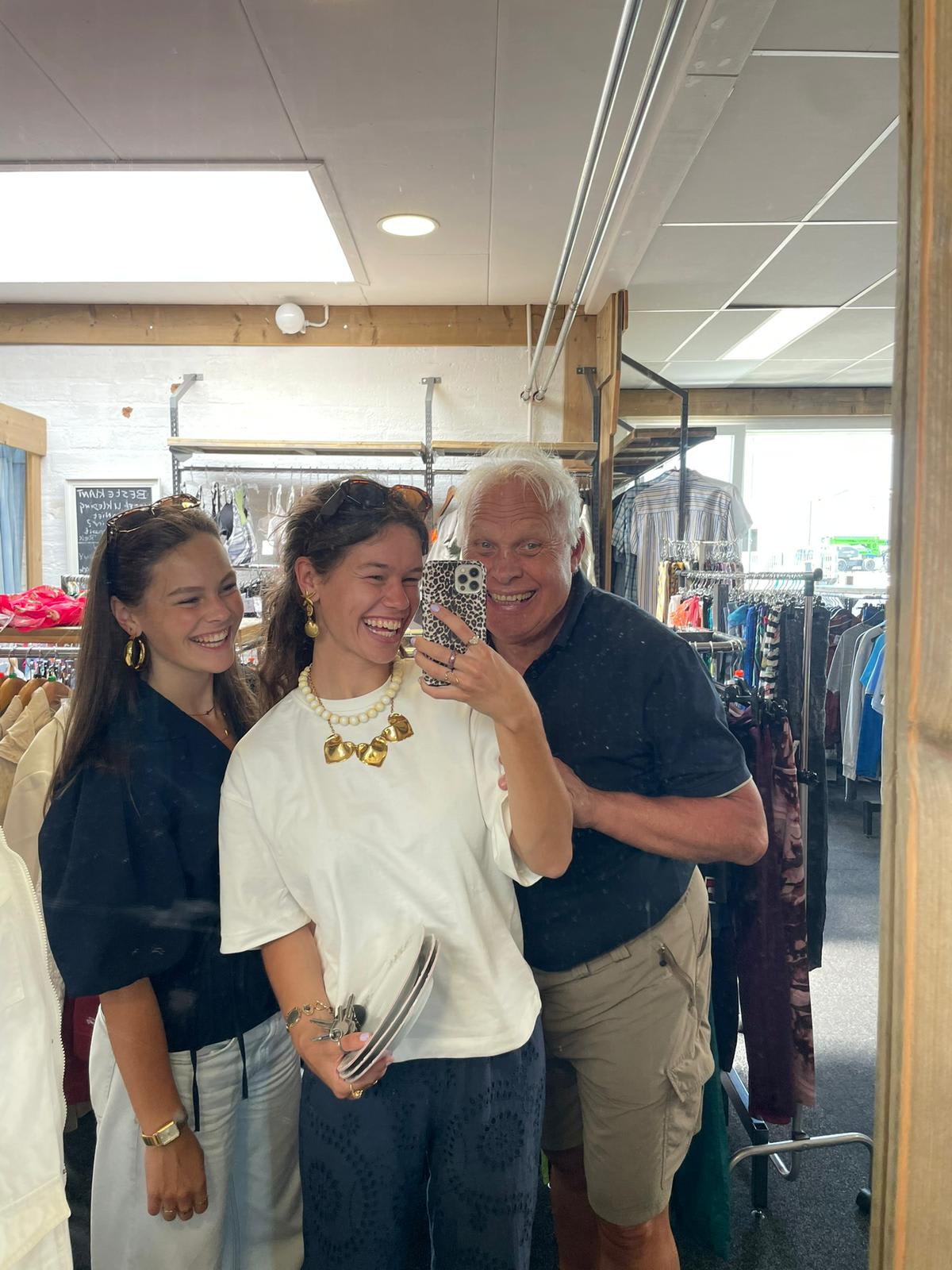 Foto Ymke wonen bij oma Ymkes huisgenoot is haar opa: ‘Het is niet alleen nu waardevol, maar ook voor later’