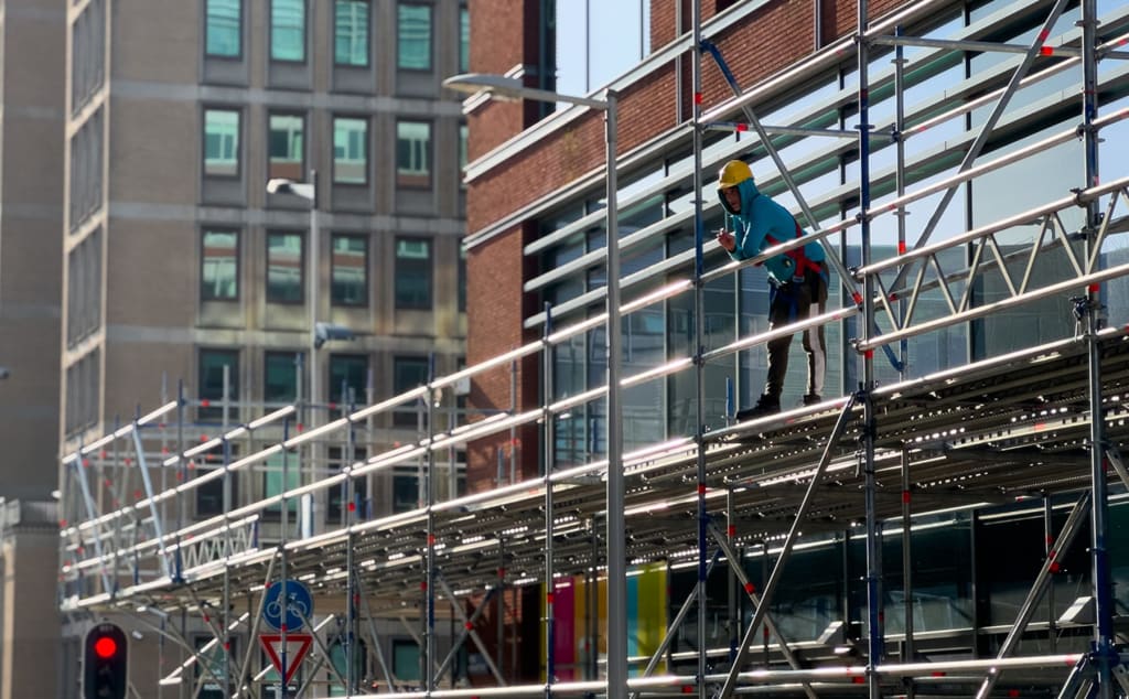 Steigers in aanbouw bij Wibauthuis