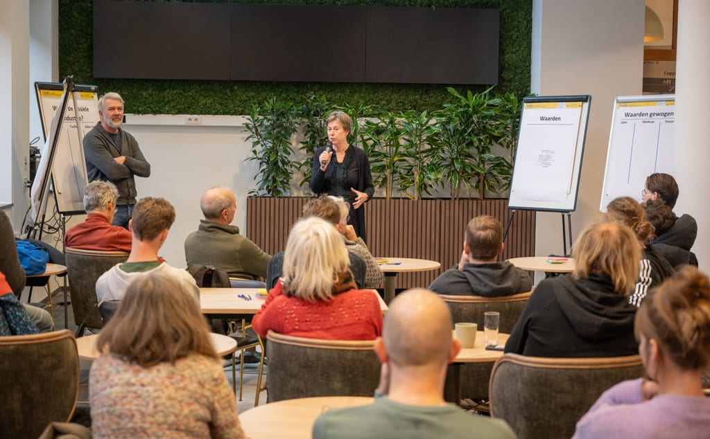 Vice-voorzitter Hanneke Reuling neemt het woord