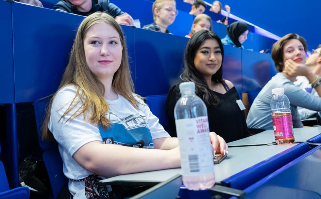 Deelnemers van Tune In, met links Oliwia Dlugos.