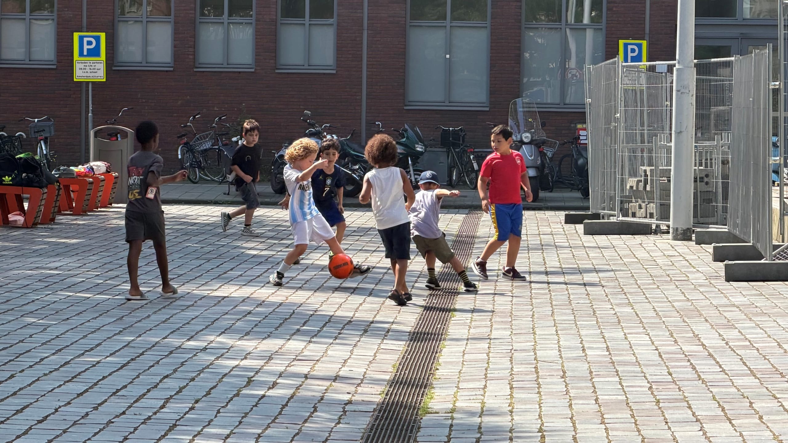 WK 2026 ‘Het WK 2026 kan de HvA leren hoe verbondenheid werkt’