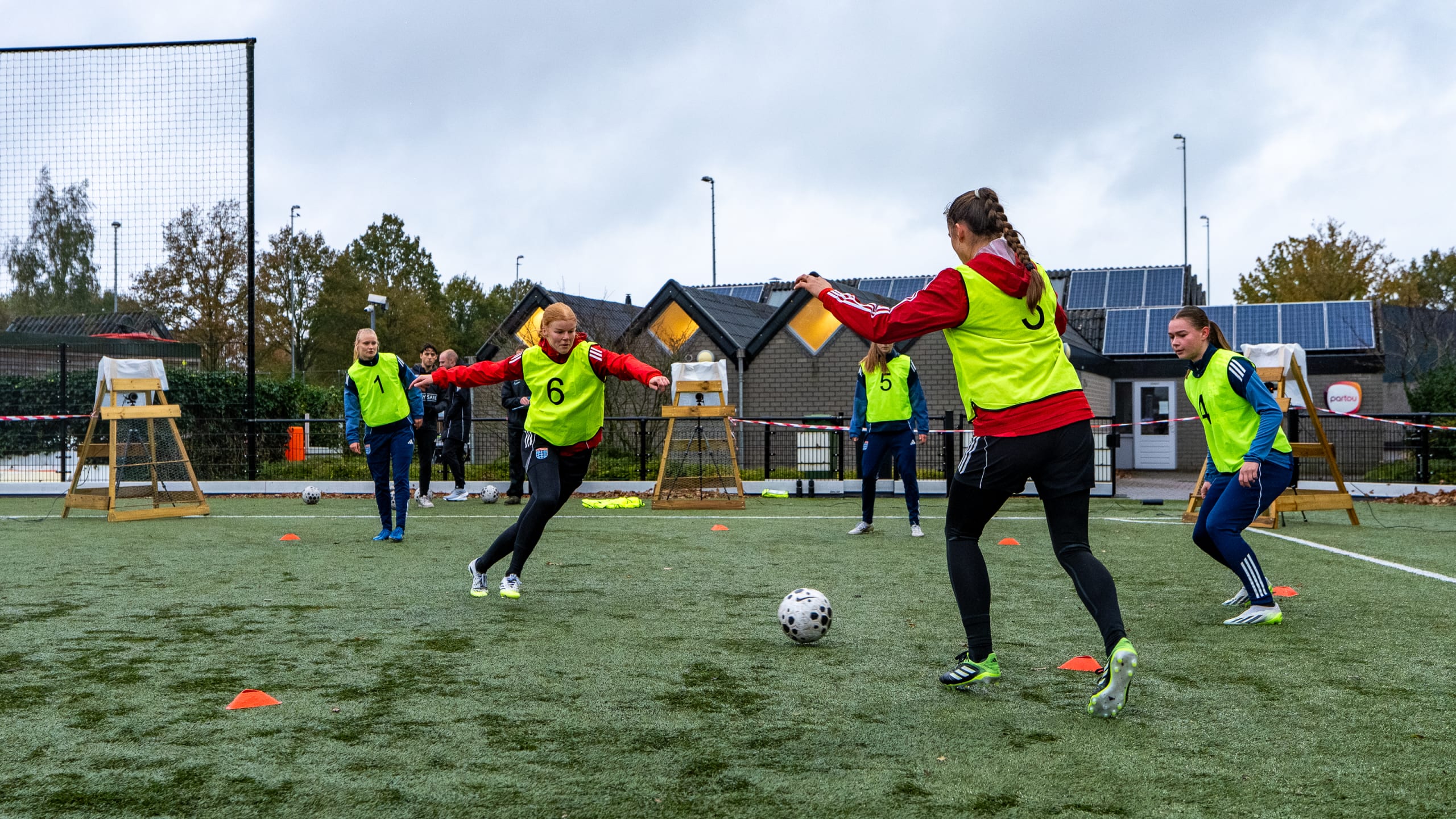 Van lab naar veld: HvA onderzoekt kruisbandblessures in het vrouwenvoetbal